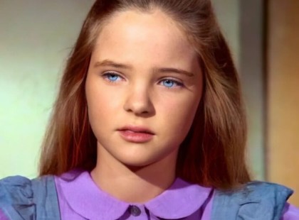 A ’70-es és ’80-as években egy színésznő elég volt ahhoz, hogy egész családok a képernyő elé szegeződjenek – nemcsak a tehetsége, hanem a lenyűgöző kisugárzása miatt is ??. Mindenki látni akarta a filmeket, amikben feltűnt, mert tudták: ő varázslatot visz a jelenetekbe ?✨. ? És ami igazán elképesztő: az idő csak még különlegesebbé tette. Nézd meg, hogyan alakult az élete, és mivel foglalkozik ma – garantáltan meglepődsz! ??