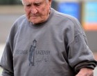rajongók szíve összetört, amikor meglátták a 8️⃣5️⃣ éves, szeretett filmsztár legendát, amint járókerettel, ápoló kíséretében jelent meg egy ritka nyilvános alkalmon.
