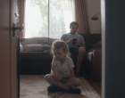 A férjem nem tudta, hogy kamera van a szobában: elborzadtam, amikor megláttam, mit csinál a lányunkkal, amíg távol voltam 😱😱