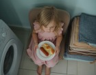 A 60. születésnapi ünnepségen az anyósom, Erzsi mama mindenkit sokkolt. Először azzal kezdte, hogy a hatéves kislányomat, Lilit, nem engedte a többiekkel enni