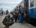 💔 Azt hitte, a menyasszonya nem várta meg a katonaságból. De amikor leszállt a vonatról… MEGNÉMULT attól, amit látott 😳😳😳— Na, hazamész szabadságra? — kérdezte a parancsnoka.— Megyek… — bólintott Antal. — De egyszer sem mentem haza.— Miért?— Nem akarok...— Összevesztél a szüleiddel? Vagy a lány nem várt meg? — A parancsnok rögtön ráérzett, hogy inkább az utóbbi.— Köpd le azt a szeszélyes kis cafkát — morogta. Aztán lágyabban hozzátette: — De a szüleidhez azért menj haza. Nem szép így bánni velük.Antal nem tudott nemet mondani. Úgy döntött, legalább anyját megnyugtatja.Már a vonaton ült, közeledett a szülőváros. Az utolsó megálló egy csomóponti állomás volt, ahol a szerelvény fél órát állt.Antal úgy döntött, kiszellőzteti a fejét, sétál egyet a peronon, vesz valamit az árusoktól — talán egy jó forró lángost a pályaudvar előtti térről. Sorban állt az első bódénál. Zaj, emberek, kavalkád. Felváltva nézte az óráját és a vonatot — még belefért az időbe.És akkor… hirtelen… megpillantott VALAMIT a távolból, amitől földbe gyökerezett a lába 😳😳😳👉 A folytatás az első hozzászólásban a kép alatt! Görgess le, és KÉSZÜLJ FEL A SOKKRA! 👇👇👇