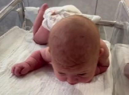 Egy csodababa, aki kúszik, felemeli a fejét és beszélni kezd – nézd meg a döbbenetes pillanatot!