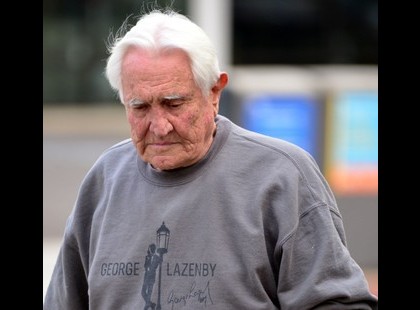 rajongók szíve összetört, amikor meglátták a 8️⃣5️⃣ éves, szeretett filmsztár legendát, amint járókerettel, ápoló kíséretében jelent meg egy ritka nyilvános alkalmon.