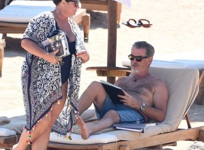 Rájuk ismersz? ?? Ez a legendás, 6️⃣0️⃣-as éveiben járó filmsztár egykor milliók szívét hódította meg a mozivásznon – minden megjelenése hatalmas sóhajokat váltott ki a közönségből.