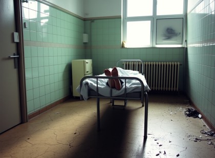 Kedves barátaim, ismerőseim… Összetört szívvel kell megosztanom veletek a felfoghatatlant: szeretett édesapám tegnap örökre itt hagyott minket. ? Nem találok szavakat, mert ami vele történt, az egyszerűen hihetetlen és feldolgozhatatlan… Csak azt szeretném, ha mindenki tudná, mert ilyen tragédiát senkinek sem lenne szabad átélnie.FELFOGHATATLAN AMI VELE TÖRTÉNT: