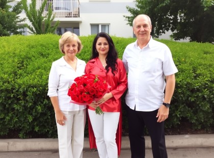 A mi Lizánk, aki már harmadik éve jár az egyetemre, végre bejelentette, hogy komoly kapcsolata van. Én és a férjem, Viktor, titkon nagyon örültünk, mert mindig is szerettük volna megismerni azt a férfit, aki a lányunk szívét rabul ejtette.