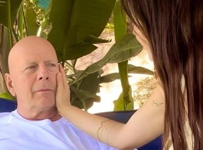 Kiköpött az édesanyja!” ?? Az új családi fotók láttán a rajongók nem tudnak betelni a hasonlósággal