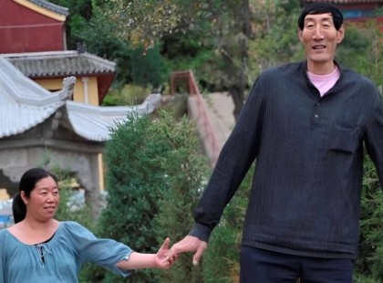 Egy 2,5 méter magas férfi egész életében egyedül élt, és küzdött a különleges magasságával ?