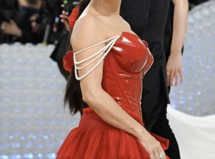 Felismered?Ki ez a vörös ruhás, kortalan szépség, aki még mindig uralja a vörös szőnyeget? ?