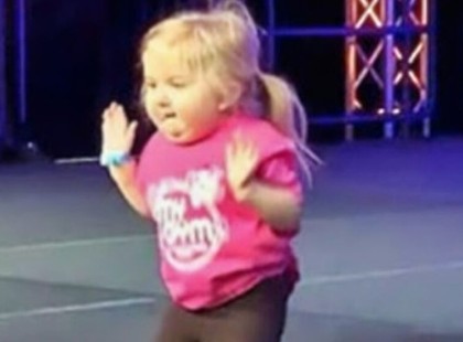 Egy kislány felszökött a színpadra – és egy szempillantás alatt elrabolta a közönség szívét! ?✨