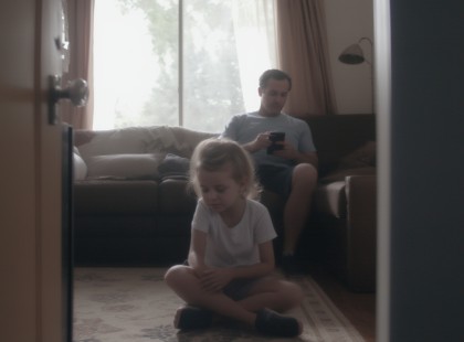 A férjem nem tudta, hogy kamera van a szobában: elborzadtam, amikor megláttam, mit csinál a lányunkkal, amíg távol voltam ??