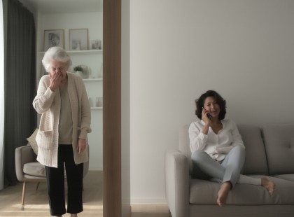 Miközben véglegesítettem a 28 millió forintos esküvői részleteket, hallottam, ahogy az unokám, Jázmin, azt mondja a telefonba: