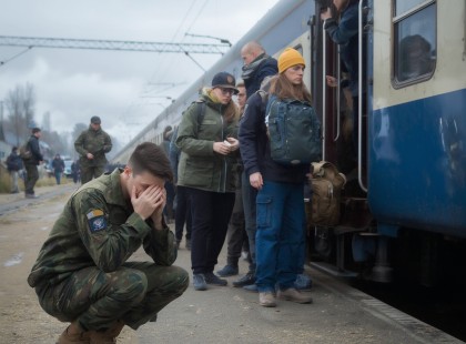 ? Azt hitte, a menyasszonya nem várta meg a katonaságból. De amikor leszállt a vonatról… MEGNÉMULT attól, amit látott ???— Na, hazamész szabadságra? — kérdezte a parancsnoka.— Megyek… — bólintott Antal. — De egyszer sem mentem haza.— Miért?— Nem akarok...— Összevesztél a szüleiddel? Vagy a lány nem várt meg? — A parancsnok rögtön ráérzett, hogy inkább az utóbbi.— Köpd le azt a szeszélyes kis cafkát — morogta. Aztán lágyabban hozzátette: — De a szüleidhez azért menj haza. Nem szép így bánni velük.Antal nem tudott nemet mondani. Úgy döntött, legalább anyját megnyugtatja.Már a vonaton ült, közeledett a szülőváros. Az utolsó megálló egy csomóponti állomás volt, ahol a szerelvény fél órát állt.Antal úgy döntött, kiszellőzteti a fejét, sétál egyet a peronon, vesz valamit az árusoktól — talán egy jó forró lángost a pályaudvar előtti térről. Sorban állt az első bódénál. Zaj, emberek, kavalkád. Felváltva nézte az óráját és a vonatot — még belefért az időbe.És akkor… hirtelen… megpillantott VALAMIT a távolból, amitől földbe gyökerezett a lába ???? A folytatás az első hozzászólásban a kép alatt! Görgess le, és KÉSZÜLJ FEL A SOKKRA! ???