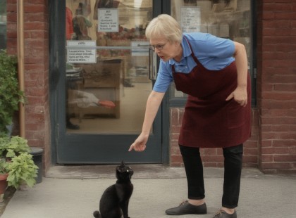 ? A bolti eladónő belerúgott az utcai anyamacskába, de alig pár perc múlva olyan dolog történt, amit sosem fog elfelejteni…