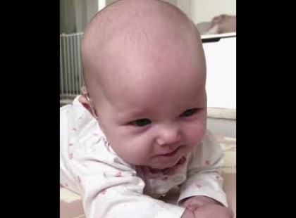 Siket baba először hallja, hogy „Szeretlek!” – A reakciója mindenkit könnyekig meghatott!