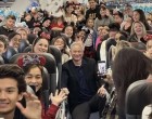 🤔🎬 Kitalálod, ki az a hollywoodi színész, aki minden évben több mint 1700 katonacsaládot repít ingyen Disney Worldbe? 🏰✈️ Nem egy filmjében játszik hőst, hanem a való életben! 💖👏 A Forrest Gump legendás szereplője mára az „Amerikai nagybácsi” néven ismert, és amit tesz, attól könny szökik a szemedbe… 😢🇺🇸