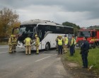 Halálos tömegszerencsétlenség történt, sok a sérült - Személyautó rohant turistabuszba