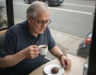 Minden vasárnap húszezret hagyott az asztalon… aztán kiderült, ki ő valójában” 😱☕