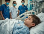 Egy hétéves árva kisfiút készültek lekapcsolni az életben tartó gépekről – de az utolsó pillanatban....