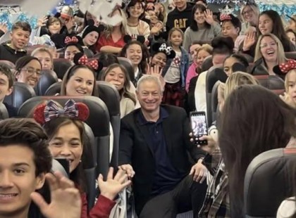 ?? Kitalálod, ki az a hollywoodi színész, aki minden évben több mint 1700 katonacsaládot repít ingyen Disney Worldbe? ?✈️ Nem egy filmjében játszik hőst, hanem a való életben! ?? A Forrest Gump legendás szereplője mára az „Amerikai nagybácsi” néven ismert, és amit tesz, attól könny szökik a szemedbe… ???