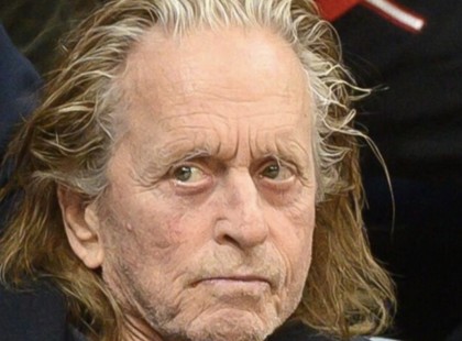 ?? Hihetetlen, mennyit változott! A sármos filmcsillag, akinek egyetlen mosolya is nők millióit ejtette rabul, ma már szinte teljesen más embernek tűnik ??. ? Te ráismersz? Nézd meg a képeket az első kommentben! ⬇️⬇️⬇️