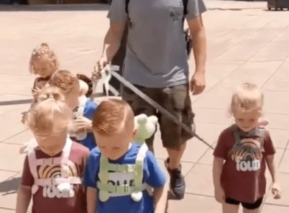 Ezek gyerekek, nem kutyák!?‍♂️? Egy apát keményen támadnak, amiért pórázt adott ötös ikreire ??????. Bár a pórázok zsúfolt helyeken a biztonságot szolgálják ?️, sokan online mégis élesen kritizálták a döntését.