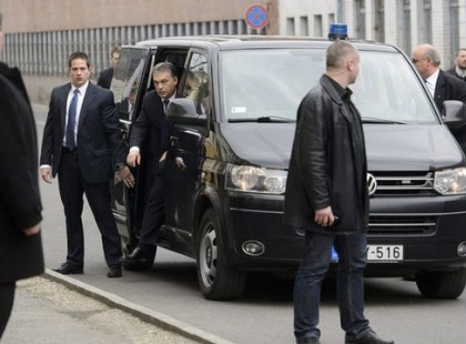 Végezni akartak Orbán Viktorral. Vörös parókában és taxisnak öltözve próbálták..