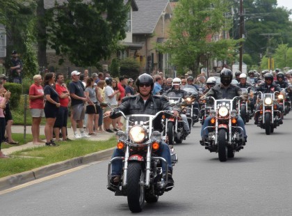 Horgolt játékokat árultam, hogy segítsek a barátom beteg anyukáján – másnap 30 motoros állt meg a házunk előtt!
