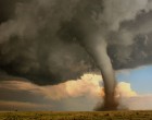 Tornádó pusztított Párizs külvárosában – egy ember életét vesztette, kilencen megsérültek 🌪️