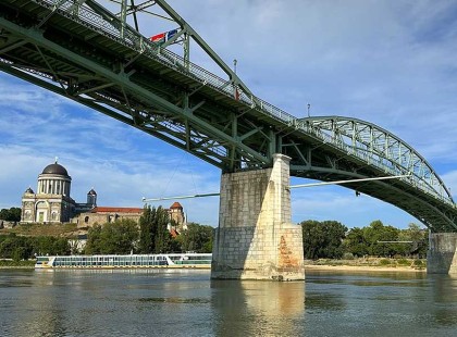 Tragédia Esztergomban: a mentőállomás vezetője a Dunába vetette magát – kollégái szerint a munkahelyi nyomás törte össze