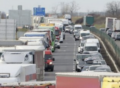 Óriási baleset az autópályán! Közel 5 km-es a torlódás.....,FÉL óra az átjutási idő.