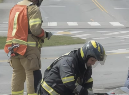 Előzni próbált a motoros a 84-es főúton – súlyos baleset lett a vége