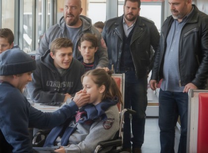 ? Tinik zaklatják a mozgássérült lányt egy étteremben – Egy óra múlva minden megváltozik ?