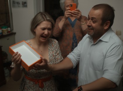 ? A születésnapomra a férjem egy üres telefontokot ajándékozott nekem – és aznap este mindent elveszített.