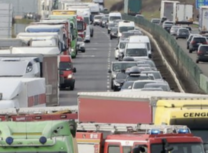 Óriási baleset az autópályán! Közel 5km-es a torlódás.....,30 perc az átjutási idő.