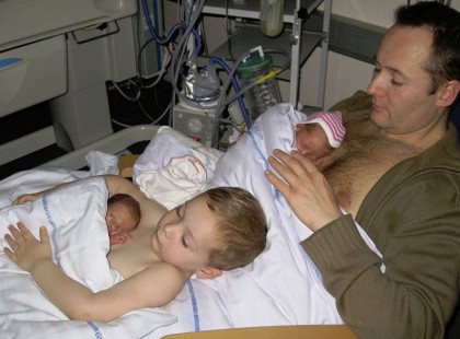 ? A világot bejárta ez a megható kép: egy édesapa, aki mellkasához szorítja koraszülött ikreit