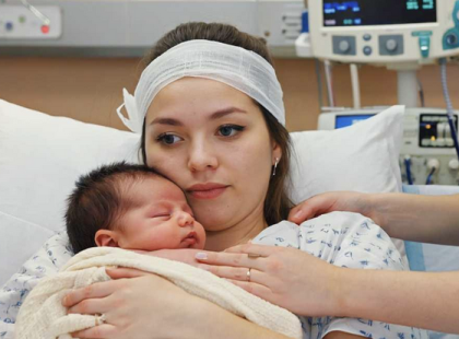 A férje meghalt a karambolban, ő pedig szinte azonnal szülni kezdett… Megrázó történet!