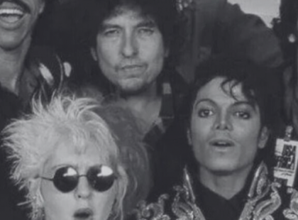 A felejthetetlen éjszaka, amikor 45 szupersztár egyetlen dalért fogott össze – és 63 millió dollárt gyűjtött