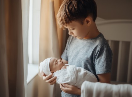 Az anya szíve majdnem túl későn ébredt fel – amikor rájött, mit tett a nagyobbik fia a kisöccsével, megfagyott benne a vér ??