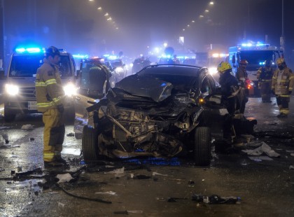 Letarolta a buszmegállót a száguldozó BMW: egy halott, egy súlyosan sérült – döbbenetes éjszakai tragédia a 15. kerületben”