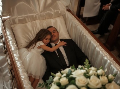 A Kislány, Aki Nem Hagyta Elmenni”