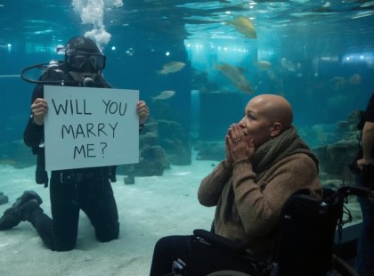 A búvár levette a maszkját… a lány pedig zokogni kezdett