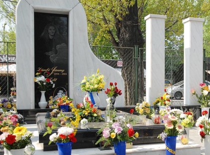 Ez a meglepetés, ezt a hírességet látni Zámbó Jimmy sírjánál legtöbbször, nem a felesége az! Ma is láttam őt a halottak napján..