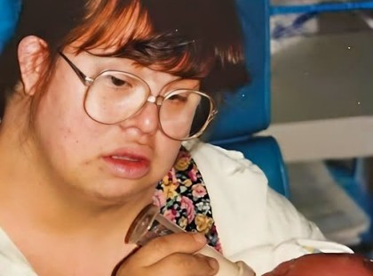 A pár – mindketten Down-szindrómával élnek – a bírálatok ellenére úgy döntött, gyermeket vállal. ?? Boldogok voltak, és valóra váltották álmukat: szülők lettek. A kisfiú szintén Down-szindrómásként született. Ma már 27 éves. ?? Kíváncsi vagy, hogyan néz ki most? ?‍?➡️ Nézd meg a fotóit lentebb a hozzászólások között ⬇️⬇️⬇️