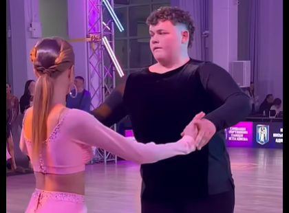 Senki sem hiszi el, amit ez a fiú a színpadon művel – pár másodperc alatt mindenkit levesz a lábáról