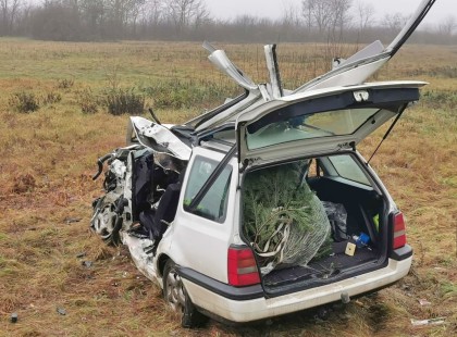 Épp vitte haza a Karácsonyfát, amikor szörnyethalt..