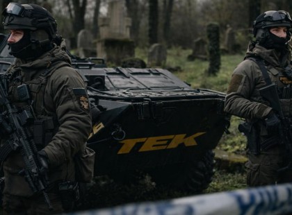 Borzalom a rácalmási temetőben: szenteste napján végezni akar magával egy 54 éves férfi, a TEK is a helyszínre ment