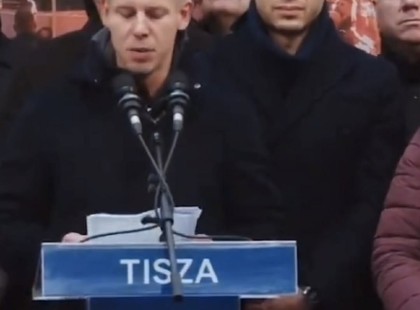 Megható pillanatok Szegeden: Magyar Péter elszavalta Ady Endre Karácsonyi regéjét