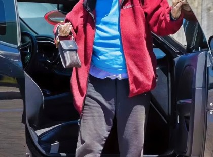 9️⃣1️⃣ évesen ez az egykori filmlegenda szinte rá sem ismerni a legfrissebb fotóján – és mégis, valahol minden vonásában ott van az a nő, aki évtizedeken át uralta a mozivásznat. ??️