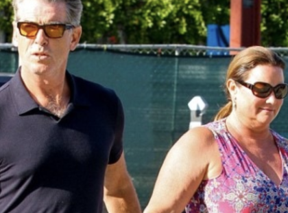 Milliók közül választottam őt. ? Számomra ő az igazi. ? A feleségemnek felajánlották, hogy egy fogyókúrás beavatkozáson vegyen részt, de én ezt nem támogatom! ?‍♂️❤️ Pierce Brosnan kiáll 100 kilós felesége mellett, és az egész világnak megmutatja, milyen erős és őszinte a szerelmük. ?? Ez a megható pillanat is bizonyítja: az igazi szépség nem a ruhaméretben rejlik! ✨?